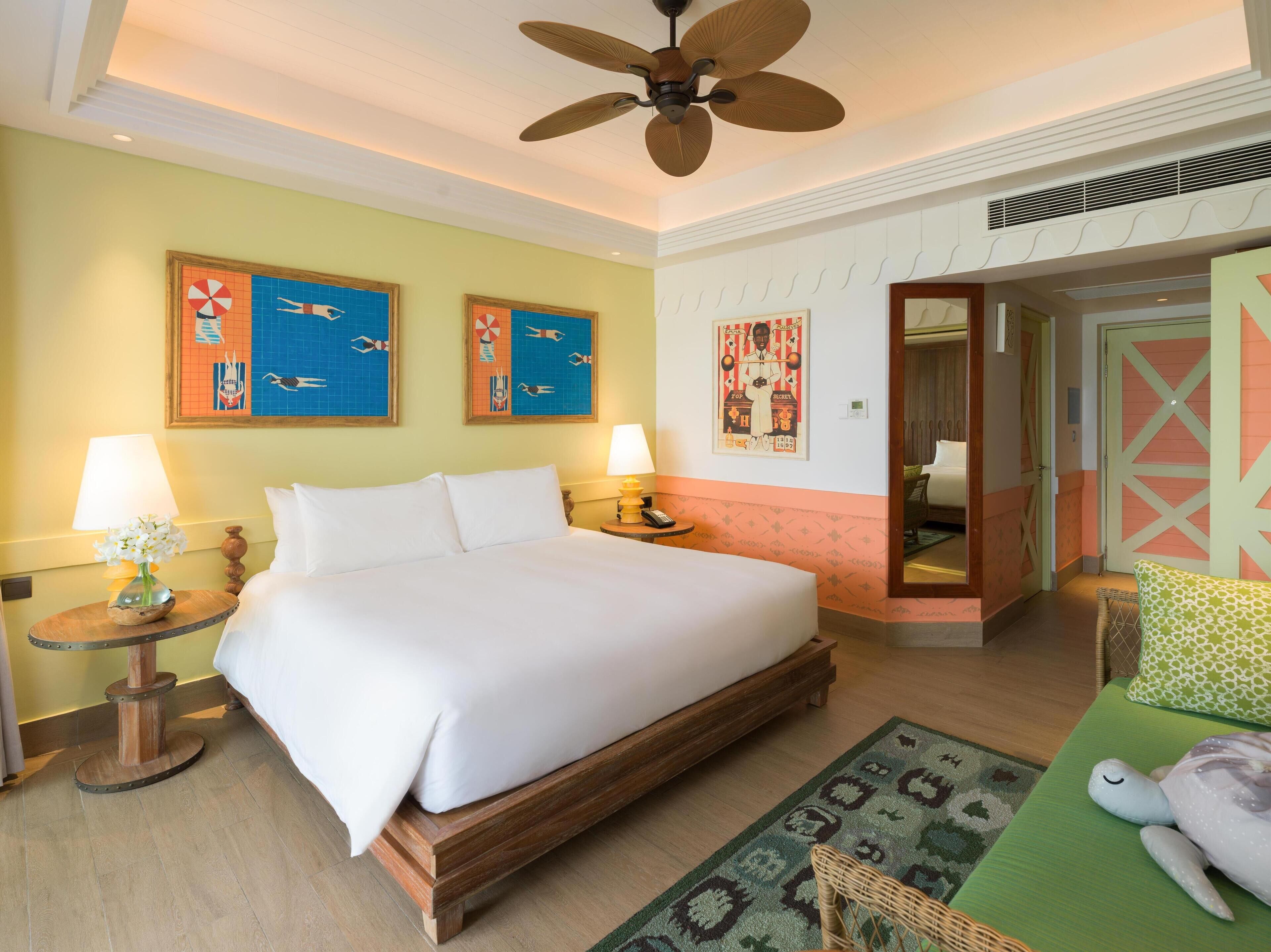 高級寝具、ミニバー、セーフティボックス (室内)、デスク