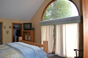 5 bedrooms, iron/ironing board, WiFi, bed sheets