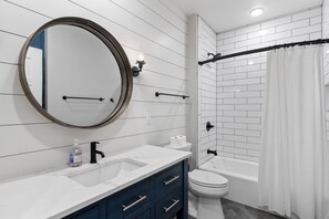 Bañera, secador de pelo y toallas