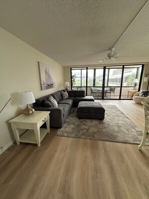 Fernseher, DVD-Player, Bücher