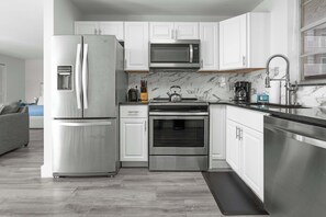 Réfrigérateur, micro-ondes, four, plaque de cuisson