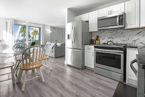 Refrigerador, microondas, horno, placa de cocina