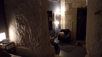 Double Room (La Chambre du Pressoir) | Ruang tamu | TV skrin rata