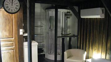 Chambre Double (Cabane en Bois) | Douche de la salle de bain