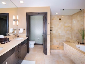 Secador de cabelo, toalhas de banho, sabonete, papel higiênico