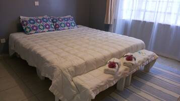 3 habitaciones, tabla de planchar con plancha, internet y ropa de cama