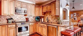 4-Bed, 3-Bath with Hot Tub; Sleeps 10, 3 parking spaces, license #BCA-78675
