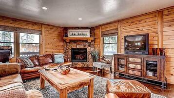 Una Smart TV, una chimenea, videojuegos, un reproductor de DVD