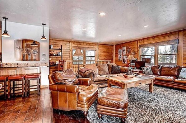 Smart TV, fireplace, video games, DVD player - 4-Bed, 3-Bath with Hot Tub; Sleeps 10, 3 parking spaces, license #BCA-78675 (Silverthorne)