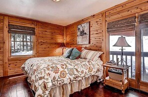 4 bedrooms, iron/ironing board, WiFi, bed sheets - 4-Bed, 3-Bath with Hot Tub; Sleeps 10, 3 parking spaces, license #BCA-78675 (Silverthorne)