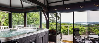 モンテベロ、ケベック州のFar Horizo​​ns Luxury Vacation Home