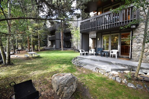 Pet Friendly! Pool, 2 Hot Tubs! Walk to Main St. Easy Drive to 6 Ski Areas