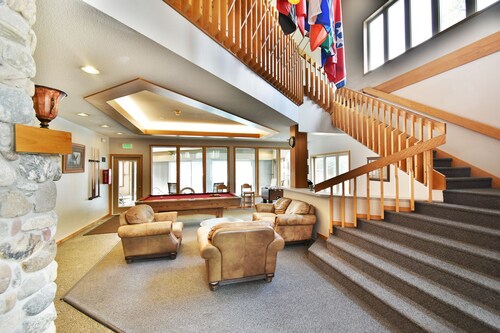 Pet Friendly on River! Pool, 2 Hot Tubs! Walk/Easy Drive to Shops, Dining