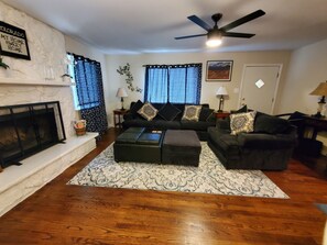 Télévision, cheminée, écrans d'ordinateur