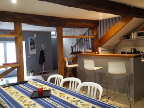 Daily continental breakfast (EUR 8.45 per person)
