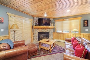 Smart TV, fireplace, Netflix, streaming services