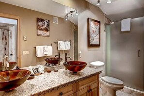 Hair dryer, towels, soap, toilet paper - Deluxe Condo | Fireplace, Balcony & Free Shuttle (Avon)