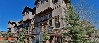 Fantastic townhouse in the heart of Downtown. Best in Red Quill Village