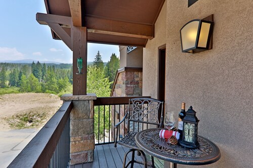 Fantastic townhouse in the heart of Downtown. Best in Red Quill Village