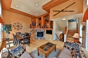 Fernseher, Kamin, DVD-Player, Bücher