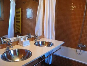 Camera con 2 letti singoli | Bagno | Vasca, accappatoio, bidet, asciugamani