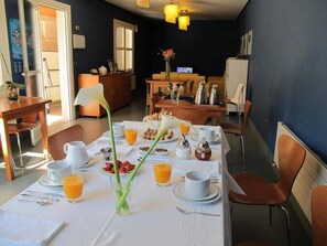 Colazione continentale, servita tutte le mattine (6 EUR a persona)