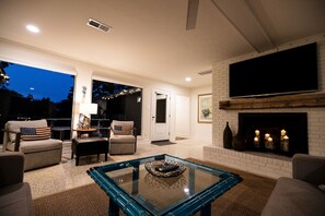 Interior - Memories on Malibu: kayaks,SUP, floats, firepit & s'mores.Tritoon rental onsite! (Mooresville)