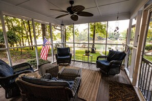 Terrace/patio - Memories on Malibu: kayaks,SUP, floats, firepit & s'mores.Tritoon rental onsite! (Mooresville)