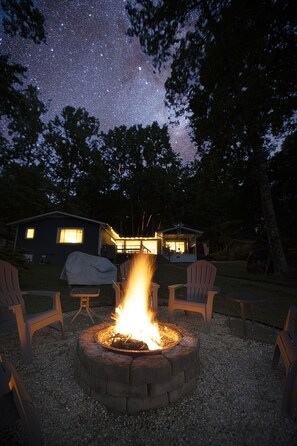 Property grounds - Memories on Malibu: kayaks,SUP, floats, firepit & s'mores.Tritoon rental onsite! (Mooresville)