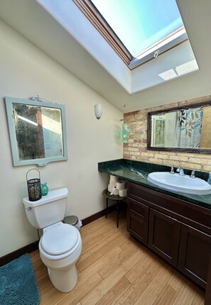 Bathtub, hair dryer, towels, toilet paper - Unique Loft in TC's Historical State Hospital  (Traverse City)