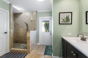 Combined shower/tub, hair dryer, towels