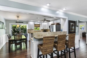 Jääkaappi, mikroaaltouuni, uuni, liesi