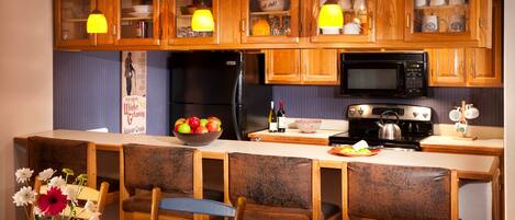 冷蔵庫、電子レンジ、オーブン、コンロ