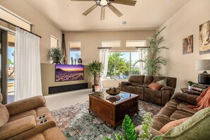 Smart TV, fireplace, DVD player, foosball - AzFunVacation -Pool, Hot Tub, Games, Private Space away from neighbors 1.3 Acre+ (Peoria)