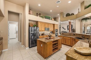 ثلاج�ة، ميكروويف، فرن، موقد طهي مسطح