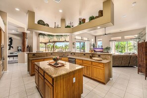 المنشأة من الداخل