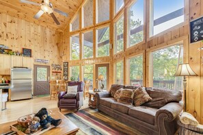 Smart TV, fireplace, video games - 4 BR w/ Hot Tub, Pool Table, Pool Access, WiFi, Big Deck + Free Dollywood Ticket (Sevierville)