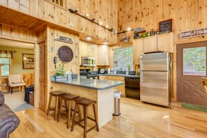 Fridge, microwave, oven, stovetop - 4 BR w/ Hot Tub, Pool Table, Pool Access, WiFi, Big Deck + Free Dollywood Ticket (Sevierville)