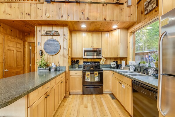 Fridge, microwave, oven, stovetop - 4 BR w/ Hot Tub, Pool Table, Pool Access, WiFi, Big Deck + Free Dollywood Ticket (Sevierville)