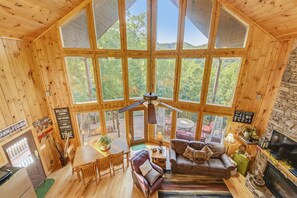 Interior - 4 BR w/ Hot Tub, Pool Table, Pool Access, WiFi, Big Deck + Free Dollywood Ticket (Sevierville)