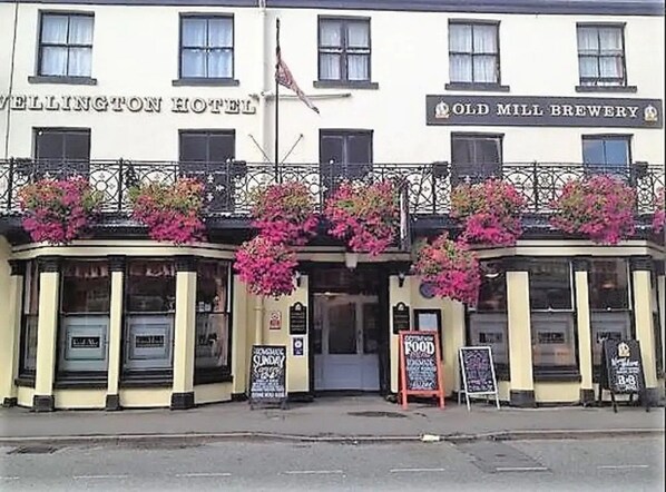 Wellington Hotel and Old Mill Brewery with balconies adorned with pink flowers. - Wellington Hotel (Goole)