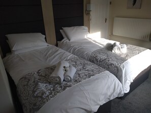 Iron/ironing board, WiFi, bed sheets - Wellington Hotel (Goole)