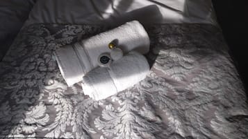 Tabla de planchar con plancha, wifi y ropa de cama