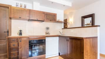 Departamento, 2 habitaciones | Cocina privada | Refrigerador con congelador, microondas, horno y parrilla de estufa