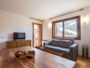 Appartement, 3 chambres, non-fumeurs | Restauration dans la chambre