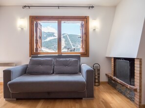 Appartement, 3 chambres, non-fumeurs | Salle de séjour | Télévision à écran plat, cheminée