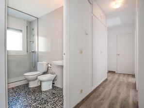 Bruser, brusehoved med spredningseffekt, hårtørrer, bidet