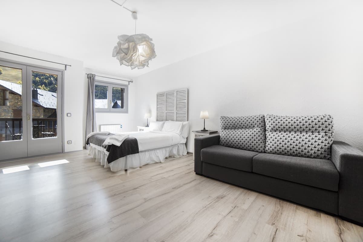 Apartment, 2 Bedrooms (Avet) | Iron/ironing board, WiFi (free), bed sheets