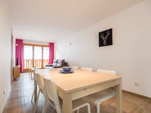 Apartment, 2 Bedrooms (Park) | In-room dining