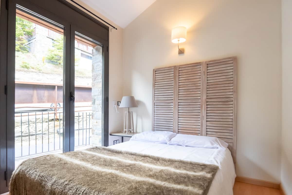 Apartment, 2 Bedrooms (Res 6-1) | Iron/ironing board, WiFi (free), bed sheets